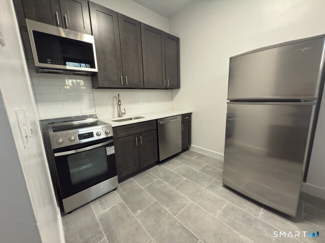 156 Garfield Ave in New London, CT - Building Photo - Building Photo