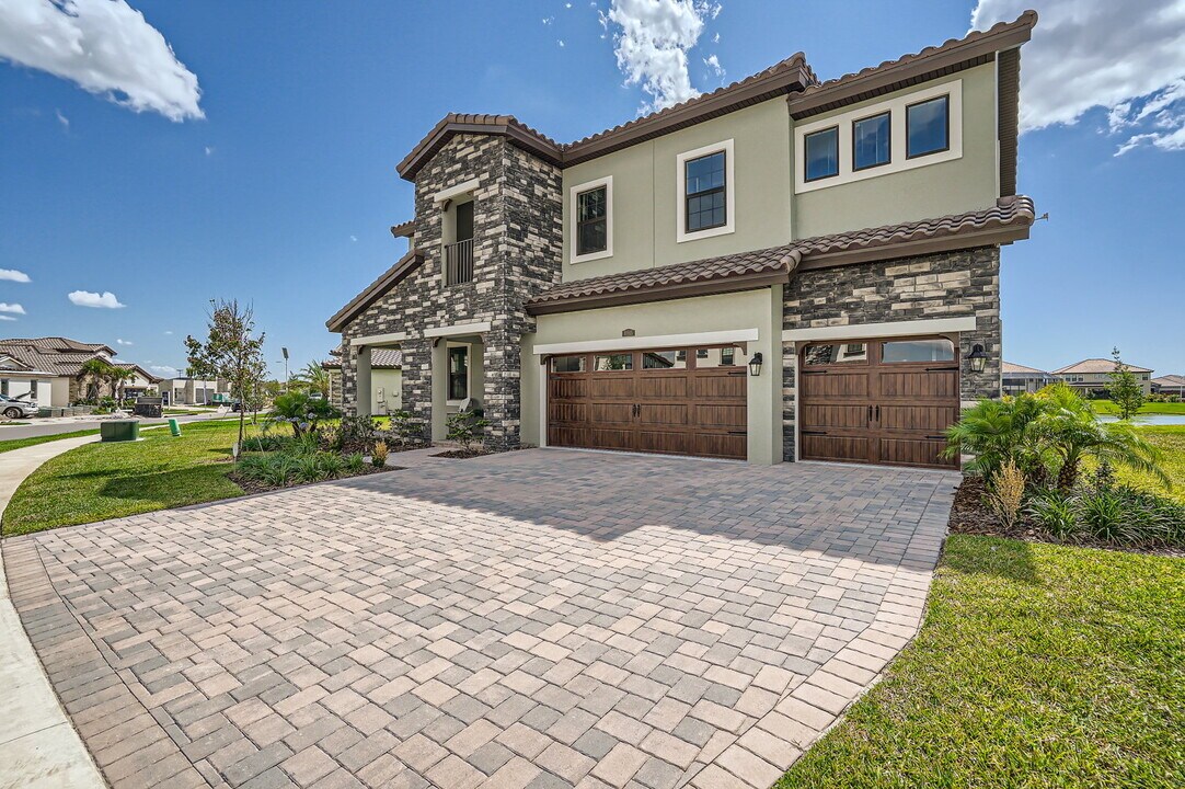 10905 Rustic Timber Lp in San Antonio, FL - Building Photo