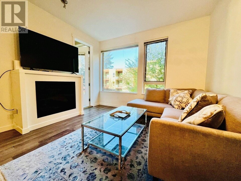 139-139 22nd St W in North Vancouver, BC - Building Photo