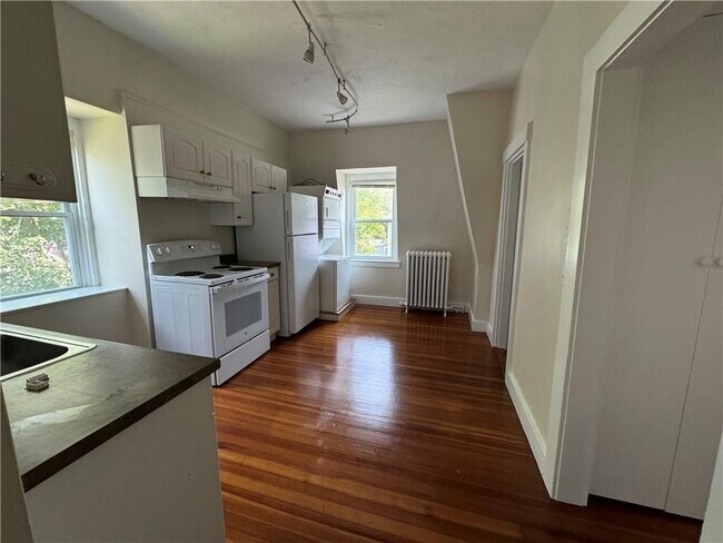 26 Ayrault St in Newport, RI - Foto de edificio - Building Photo