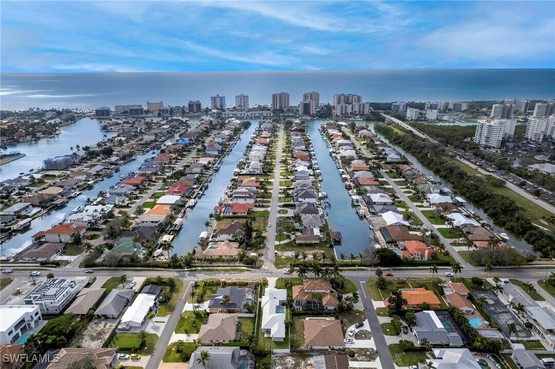 10842 Vanderbilt Dr in Naples, FL - Foto de edificio