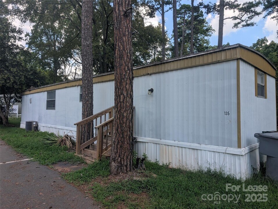 6028 McDaniel Ln in Charlotte, NC - Building Photo