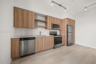 555 NE 8th St, Unit 212 in Fort Lauderdale, FL - Building Photo - Building Photo