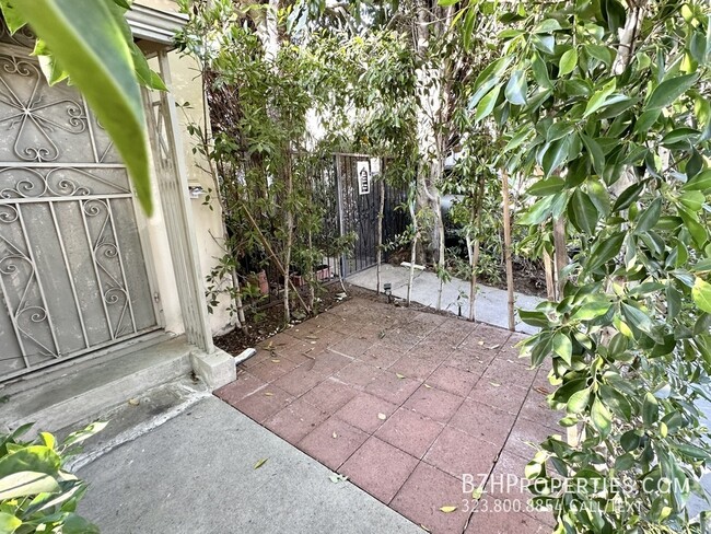 1137 1/2 N Vista St in West Hollywood, CA - Building Photo - Building Photo