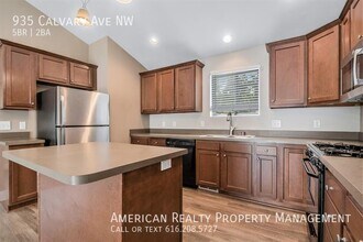 935 Calvary Ave NW in Grand Rapids, MI - Building Photo - Building Photo