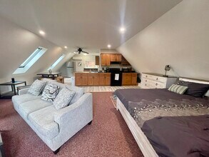 176 North St, Unit Beautiful 850 sf studio in Norfolk, MA - Foto de edificio - Building Photo