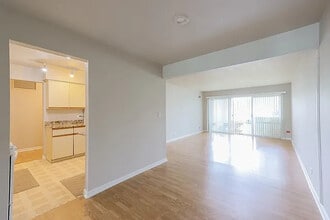 5200 Carriage Way Dr in Rolling Meadows, IL - Building Photo - Building Photo