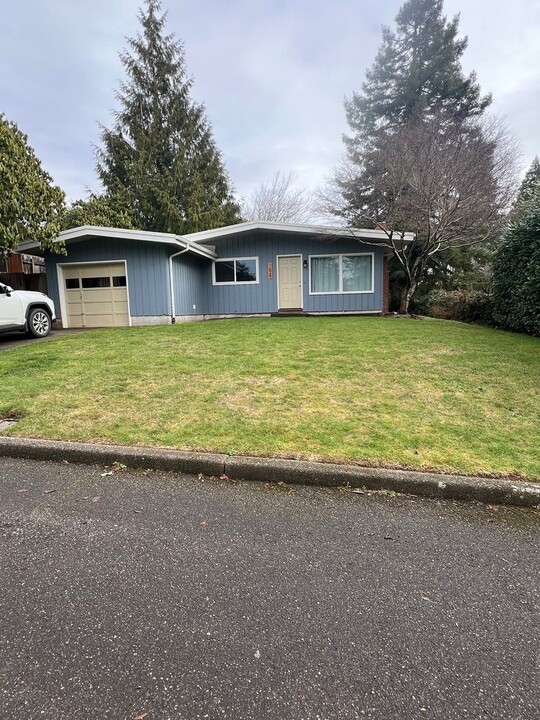 1624 N 17th St in Coos Bay, OR - Building Photo