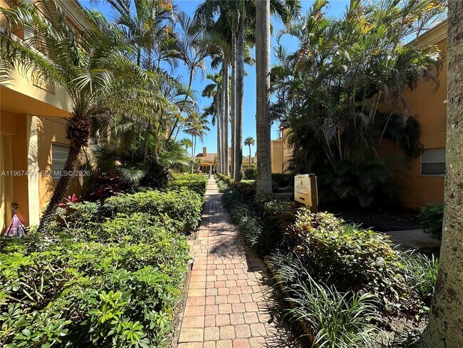 18017 NW 68th Ave in Hialeah, FL - Building Photo - Building Photo