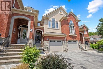 135 Tawny Crescent in Oakville, ON - Building Photo - Building Photo