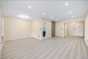 100-25 Queens Blvd in Queens, NY - Building Photo