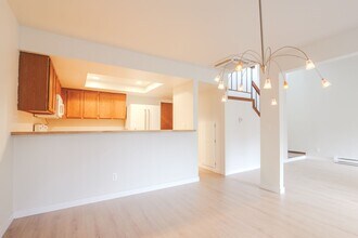 31734 48th Ln SW in Federal Way, WA - Foto de edificio - Building Photo