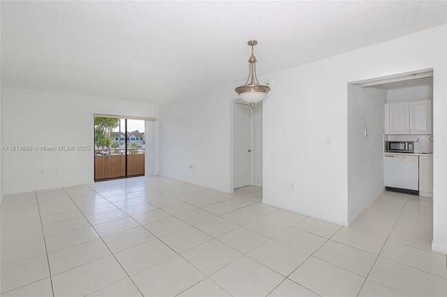 17530 NW 68th Ave in Hialeah, FL - Building Photo - Building Photo