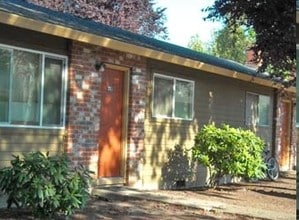 Boston Square Apartments in Newberg, OR - Building Photo - Building Photo