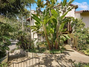 8680 Villa La Jolla Dr in San Diego, CA - Building Photo - Building Photo
