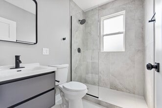 7446 S Luella Ave, Unit 2 in Chicago, IL - Building Photo - Building Photo