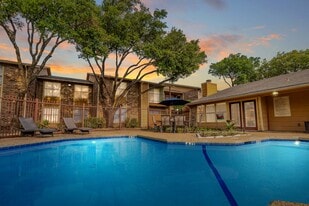 Bella Vista Pointe Apartments in Dallas, TX - Building Photo