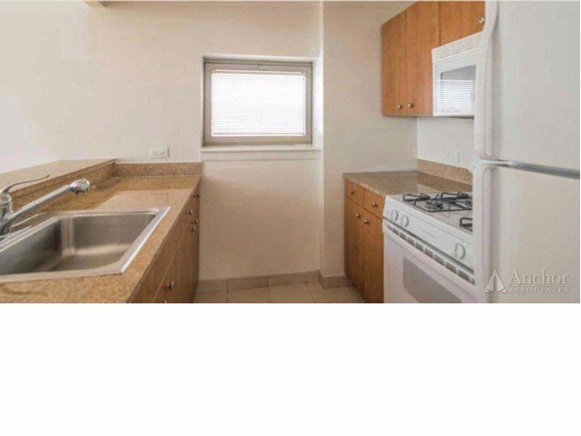 400 W 37th St-Unit -10U in New York, NY - Building Photo - Building Photo