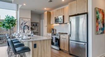 3700M in Dallas, TX - Building Photo