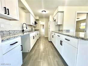 800 Willow Dr in Lehigh Acres, FL - Foto de edificio - Building Photo