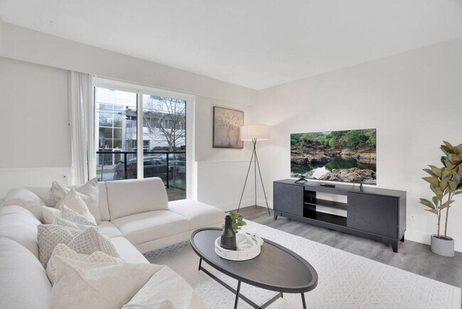 2325 Glen Dr in Vancouver, BC - Building Photo - Building Photo