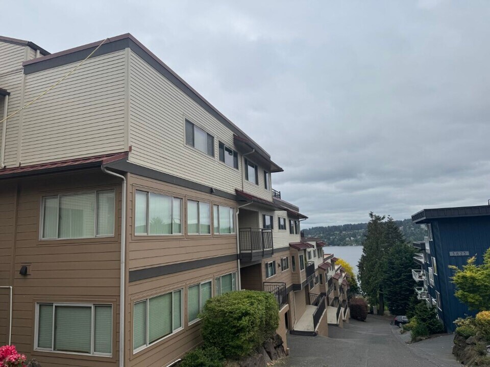 3820 NE 155th Pl in Lake Forest Park, WA - Building Photo