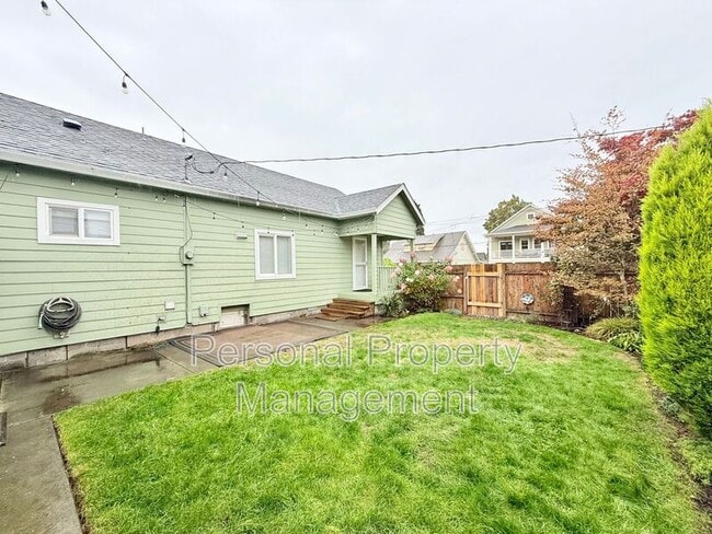 property at 715 W 19th St