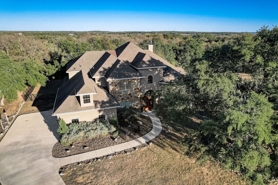 445 Hanging Oak in Spring Branch, TX - Building Photo