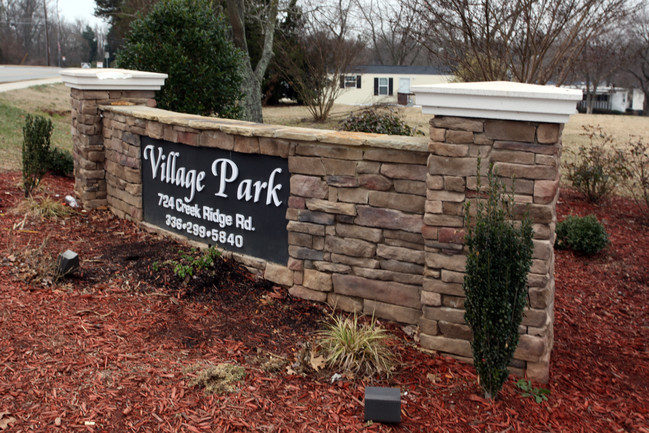 Village Park in Greensboro, NC - Foto de edificio - Building Photo