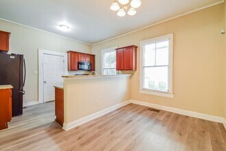 114 E Broad St in Newnan, GA - Foto de edificio - Building Photo