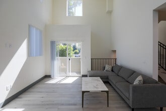 Pegasus Townhomes and Apartments in Los Angeles, CA - Building Photo - Building Photo