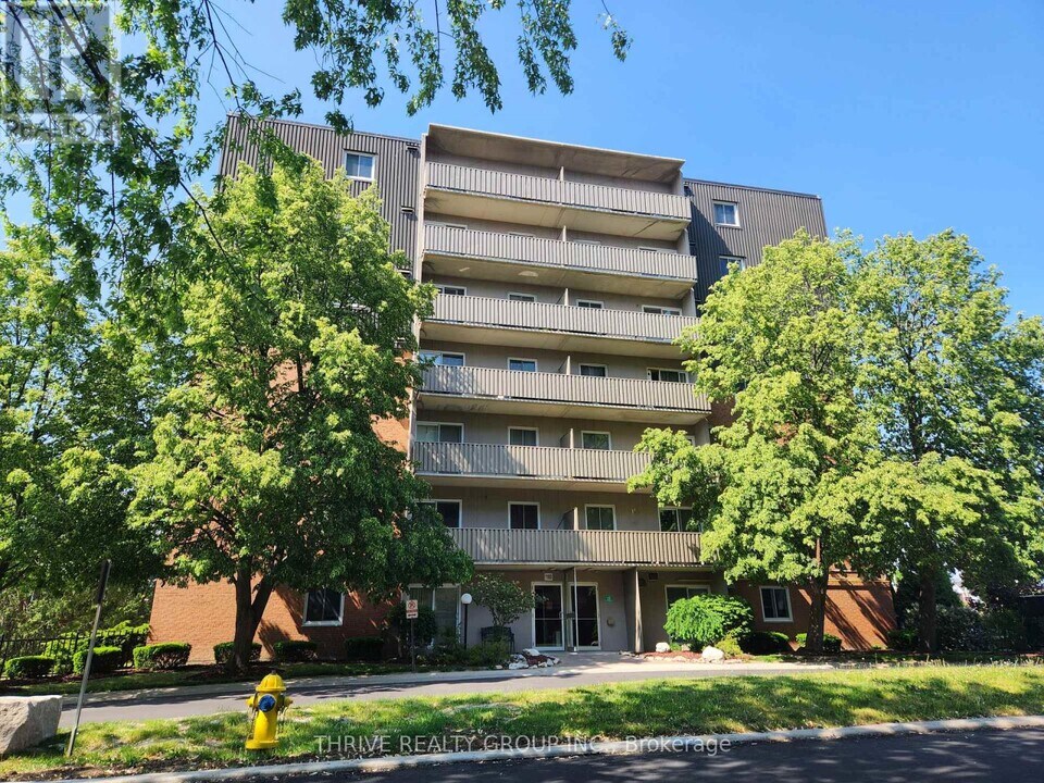 1100 Jalna Blvd in London, ON - Building Photo