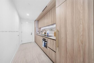 77 SE 5th St, Unit 3305 in Miami, FL - Building Photo - Building Photo