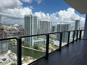 68 SE 6th St in Miami, FL - Building Photo - Building Photo