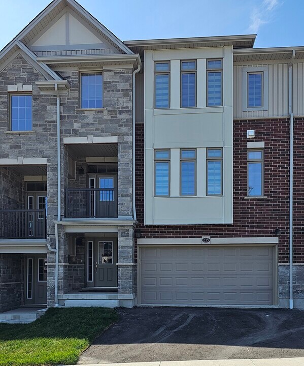 235 Raspberry Pl in Waterloo, ON - Building Photo