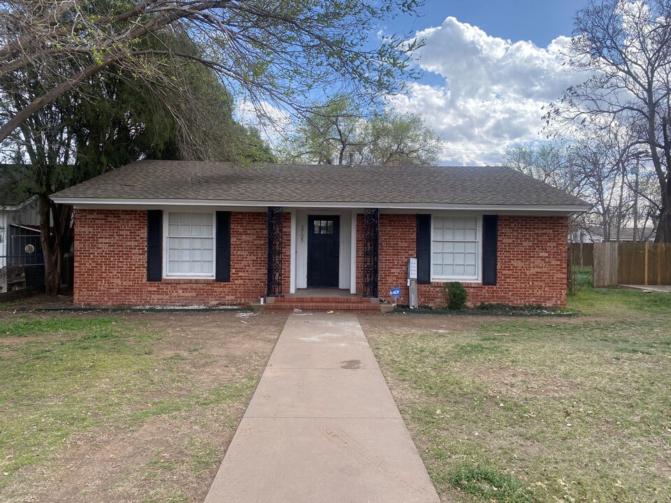 3705 27th St in Lubbock, TX - Building Photo