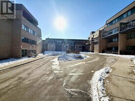 2095 Roche Ct in Mississauga, ON - Building Photo