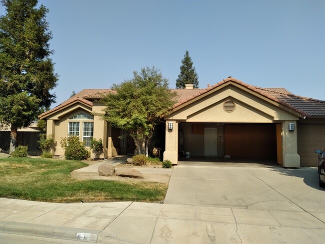 553 W Fallbrook Ave in Clovis, CA - Building Photo - Building Photo