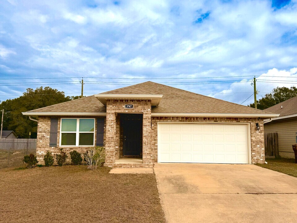 5747 Guinevere Ln in Milton, FL - Building Photo