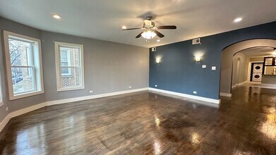 6207 N Talman Ave, Unit 2 in Chicago, IL - Building Photo - Building Photo