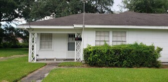 2556-2558 Broadway in Beaumont, TX - Building Photo