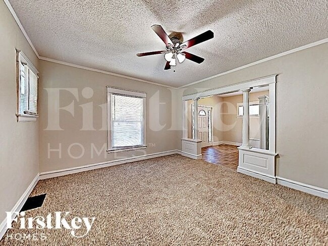 401 E College St in Independence, MO - Foto de edificio - Building Photo