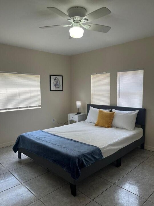 875 S Lake Shore Way in Lake Alfred, FL - Building Photo