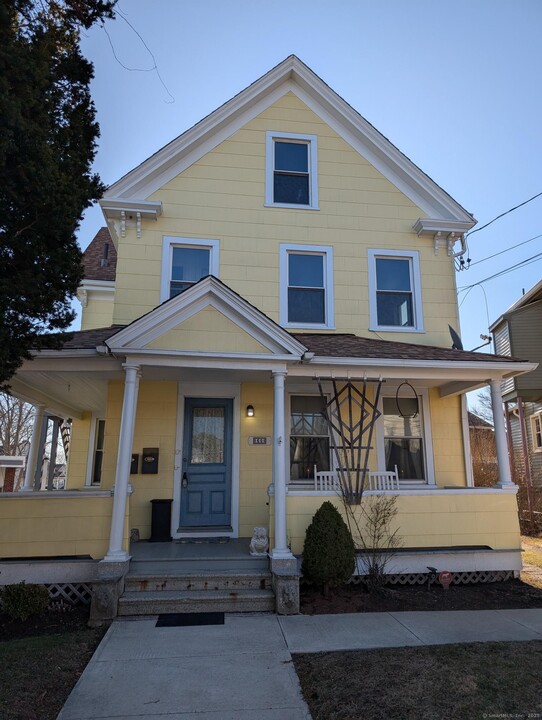 60 Ocean Ave in New London, CT - Building Photo