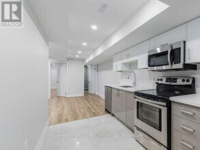 987 Avenue Rd in Toronto, ON - Building Photo - Building Photo