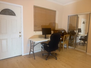 1 Horst Ave in Artesia, CA - Foto de edificio - Building Photo