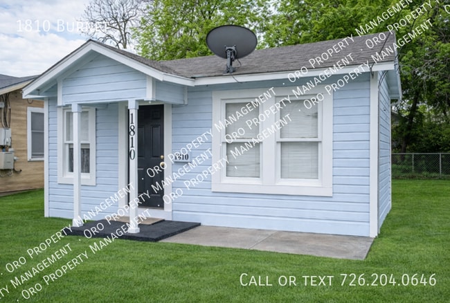 2BR/1BA  Ideal Home Near Downtown in San Antonio, TX - Foto de edificio - Building Photo