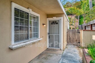 582 Charlotte Dr in San Marcos, CA - Foto de edificio - Building Photo