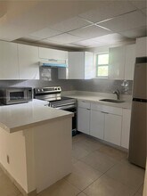 8290 Lake Dr, Unit 317 in Doral, FL - Building Photo - Building Photo