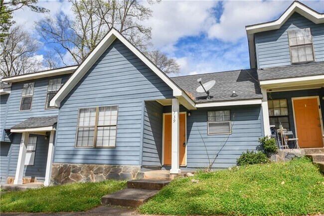 735 Oak Dr in Atlanta, GA - Foto de edificio - Building Photo